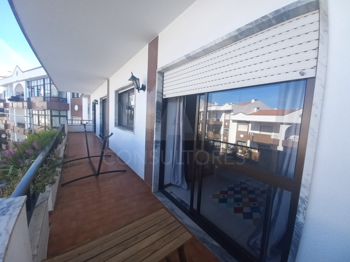 Apartamento T2 com varanda, no Bairro Lisbonense em Caldas da Rainha.